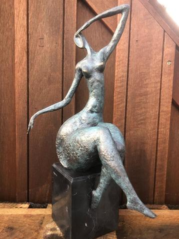 bronzen art sculptuur elegant moderne vrouw  beschikbaar voor biedingen