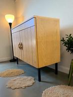 vintage kast / commode met stalen pootjes, Antiek en Kunst, Ophalen of Verzenden