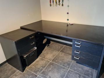 Bureau van het merk bulo beschikbaar voor biedingen