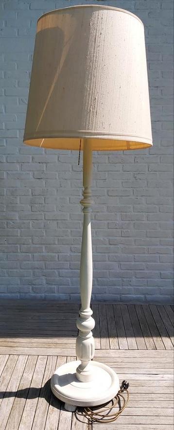 Vintage Staande Lamp van decoratief hout en stoffen kap. beschikbaar voor biedingen