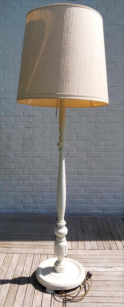 Vintage Staande Lamp van decoratief hout en stoffen kap., Huis en Inrichting, Lampen | Tafellampen, Gebruikt, Hout, Ophalen
