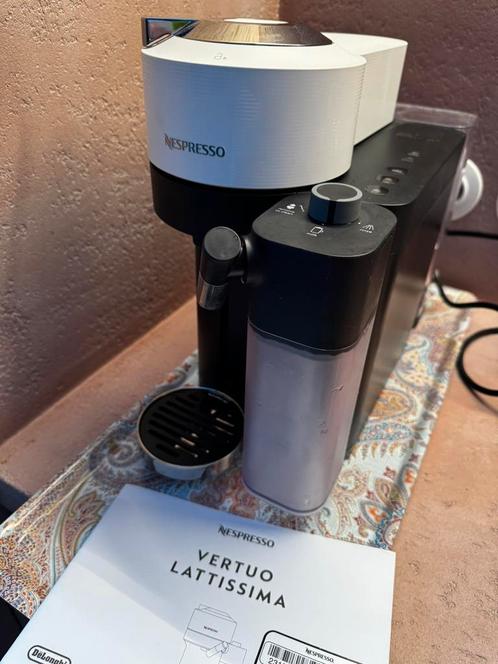 Nespresse vertuo lattissima koffiemachine met melkreservoir, Elektronische apparatuur, Koffiezetapparaten, Gebruikt, Koffiepads en cups
