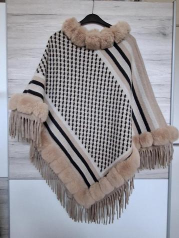 zeer mooie warme poncho beschikbaar voor biedingen