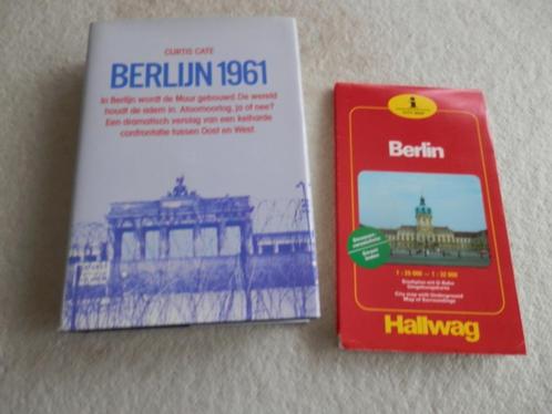 Boek Berlijn 1961 + kaart met tracé van Berlijnse Muur, Verzamelen, Overige Verzamelen, Zo goed als nieuw, Ophalen of Verzenden