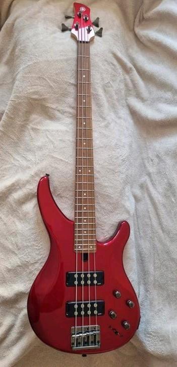 Basse yamaha TRBX 304 rouge 
+ housse + cordes + médiator, Musique & Instruments, Instruments à corde | Guitares | Basses, Comme neuf