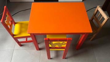 IKEA kindertafel + 2 stoeltjes + 1 houten stoeltje, Kinderen en Baby's, Kinderkamer | Tafels en Stoelen, Ophalen, Gebruikt