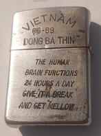 ZIPPO VIETNAM AUTHENTIEK 1968
DONG BA THIN 69-70 technische, Verzamelen, Militaria | Algemeen, Ophalen of Verzenden