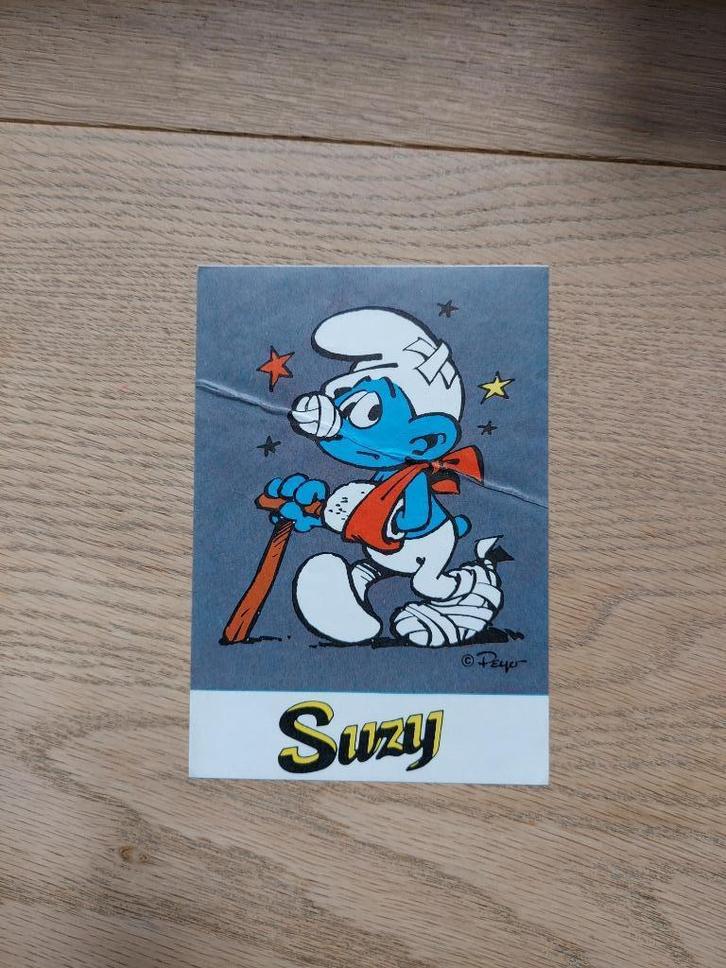 Peyo Smurfen Suzy - Sticker Gebroken been (1976), Verzamelen, Stripfiguren, Gebruikt, Plaatje, Poster of Sticker, Smurfen, Ophalen of Verzenden