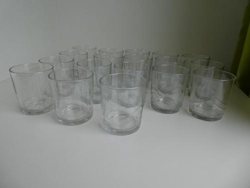 18 waterglazen, Maison & Meubles, Cuisine | Vaisselle, Comme neuf, Verre ou Verres, Autres styles, Verre, Enlèvement ou Envoi