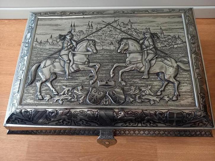 CHEVALIERS DES PAYS-BAS, Collections, Boîte en métal, Comme neuf, Enlèvement ou Envoi