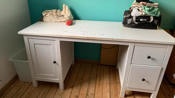 Bureau IKEA MICKE – Très usé mais fonctionnel – 5 € beschikbaar voor biedingen