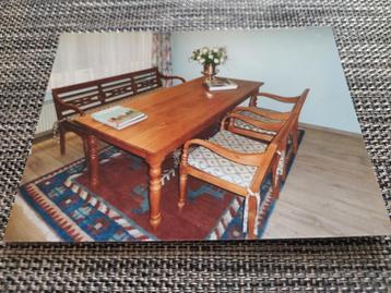 Mooie tafel, bank en 2 armzetels beschikbaar voor biedingen