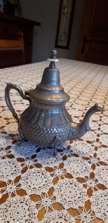 Zilveren theepot beschikbaar voor biedingen