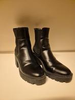 Bottes à talons noires en similicuir, Enlèvement