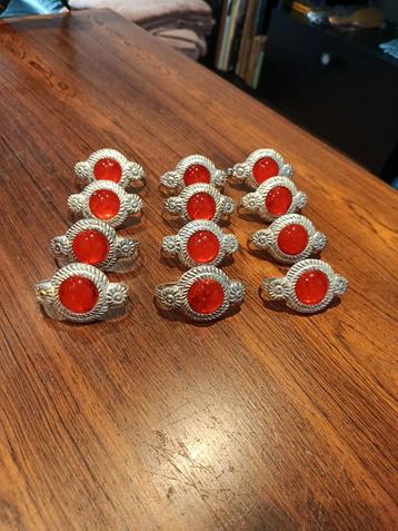 Prachtige vintage servetringen beschikbaar voor biedingen