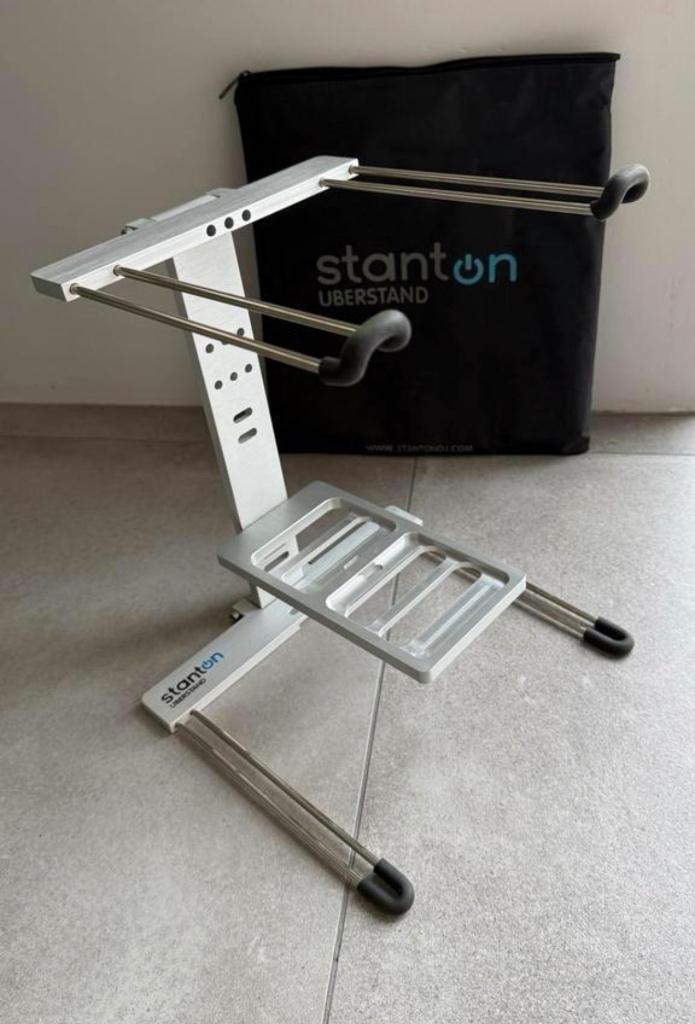 Stanton Uberstand DJ Laptop Standaard, Muziek en Instrumenten, Dj-sets en Draaitafels, Zo goed als nieuw, Ophalen of Verzenden