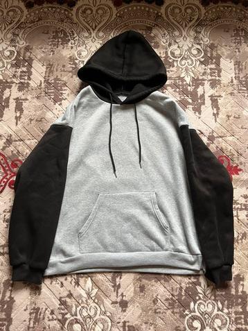 Grijze en zwarte hoodie – maat XL beschikbaar voor biedingen