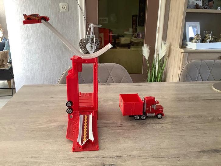 Disney-Pixar Cars Mack vrachtwagen met schans (10x32 cm), Kinderen en Baby's, Speelgoed |Speelgoedvoertuigen, Zo goed als nieuw