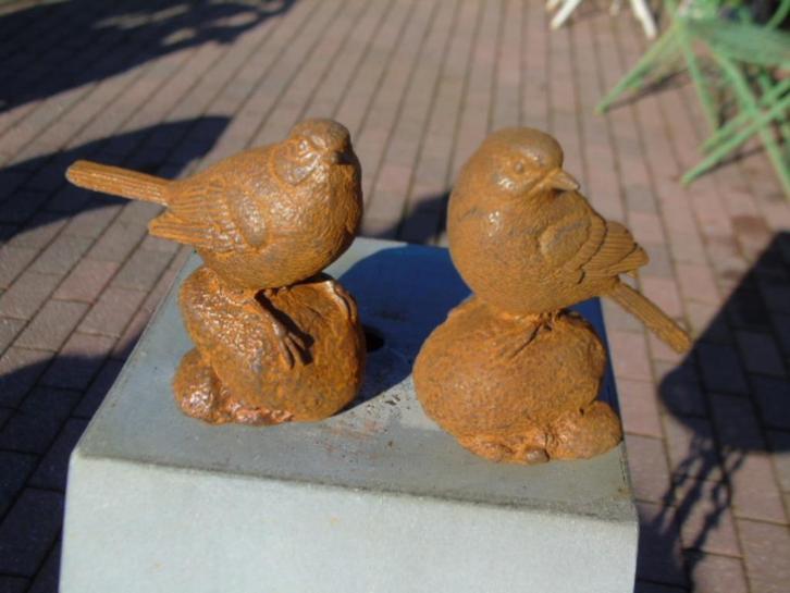 vogel 2 op een roestige gietijzeren rots., Tuin en Terras, Tuinwanddecoratie, Nieuw, Ophalen