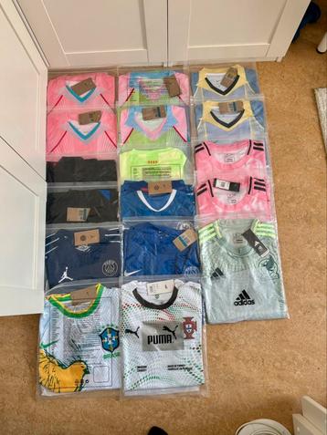 Lot de 17 maillots de football beschikbaar voor biedingen