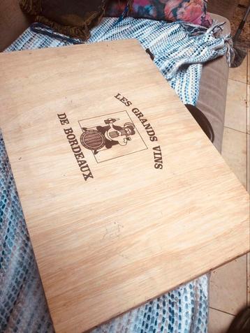 Champagnekurken en kist en koeler beschikbaar voor biedingen