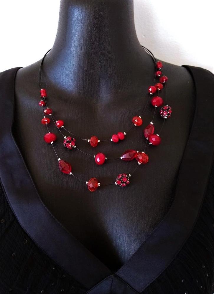 Ikita ketting met 3 lagen parels in rode tinten - nieuw, Handtassen en Accessoires, Kettingen, Nieuw, Rood, Met strass, Verstelbaar