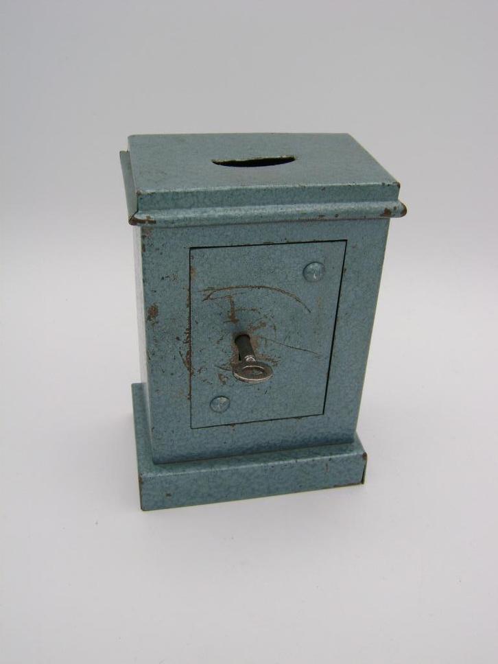 Te ruilen: oude metalen spaarpot in de vorm van een kluis, Antiek en Kunst, Curiosa en Brocante, Ophalen