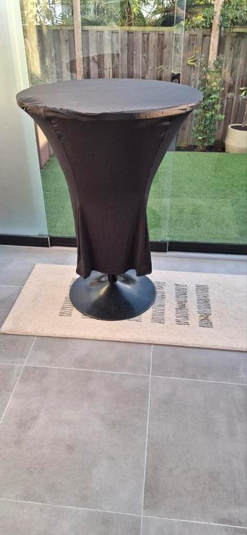 Statafel met metalen voet en 2 hoezen beschikbaar voor biedingen
