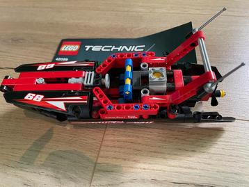 Lego Technic ‘Powerboat’ disponible aux enchères