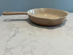 Cousances (Le Creuset) Skillet in de kleur cappuccino 16 cm, Huis en Inrichting, Keuken | Potten en Pannen, Gietijzer, Ophalen of Verzenden