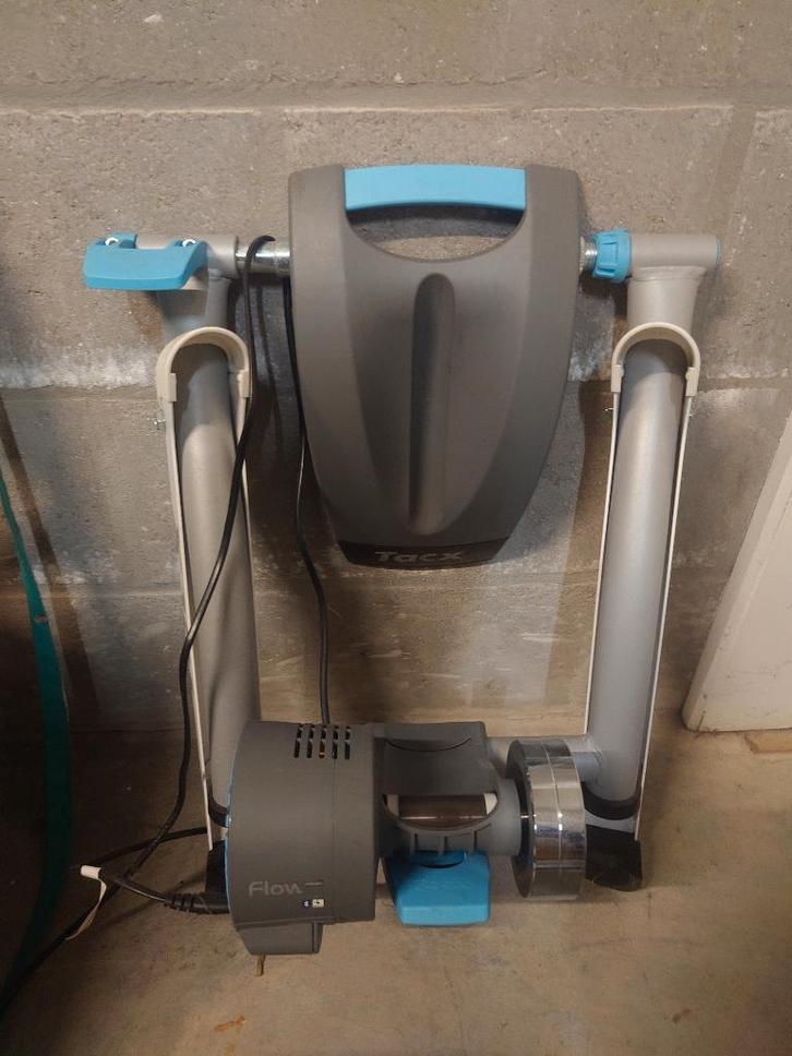 Tackx Flow Smart Trainer + tablet holder, Vélos & Vélomoteurs, Accessoires vélo | Autres Accessoires de vélo, Utilisé, Enlèvement