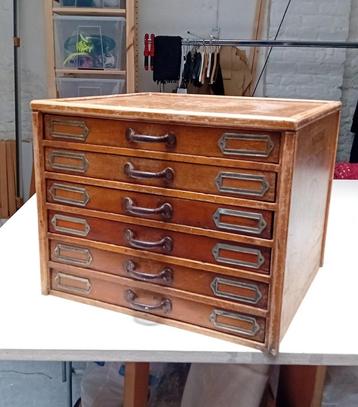 Oude STANDAARD gemerceriseerde draadgarderobe beschikbaar voor biedingen