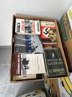 Heel wat dozen met boeken. Meeste gaan over de oorlog, Ophalen, Gelezen