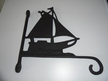 Oude gerestaureerde gietijzeren wandhanger met zeilschip beschikbaar voor biedingen