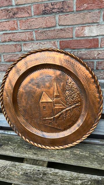 Oud koperen dienblad uit 1922 met kerkdecoratie beschikbaar voor biedingen