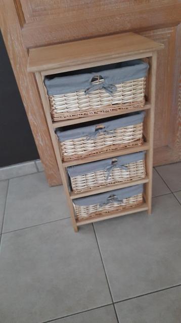 Mooi kastje met uitneembare rieten mandjes beschikbaar voor biedingen