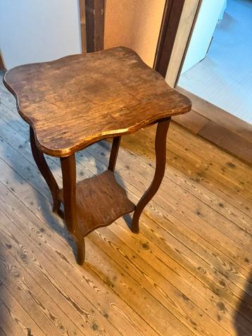 Bijzettafel beschikbaar voor biedingen