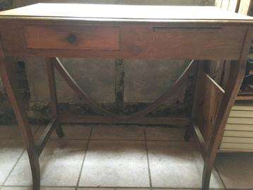 Petit bureau ancien beschikbaar voor biedingen