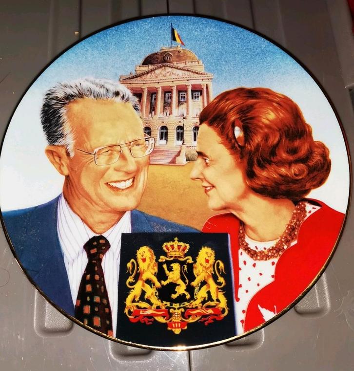 Limoges porseleinen bord koningshuis beperkte oplage, Verzamelen, Koningshuis en Royalty, Zo goed als nieuw, Servies, Ophalen of Verzenden