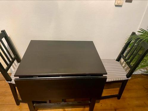 IKEA houten eettafel met 2 zwarte stoelen – Uitschuifbaar, Huis en Inrichting, Tafels | Eettafels, Ophalen