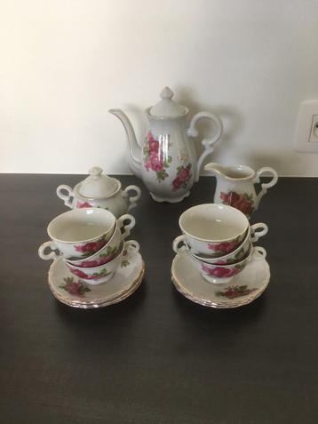 Klein koffieservies beschikbaar voor biedingen