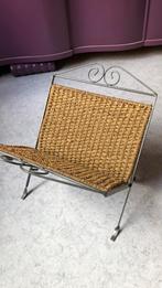 Rieten mand voor kranten/tijdschriften met ijzeren frame., Ophalen, Zo goed als nieuw