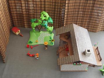 Maison Playmobil + Jardin + Playmobil+fontaine et autres...