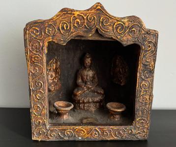 Oud Boeddha-altaar of tempel in hout en klei uit Nepal beschikbaar voor biedingen