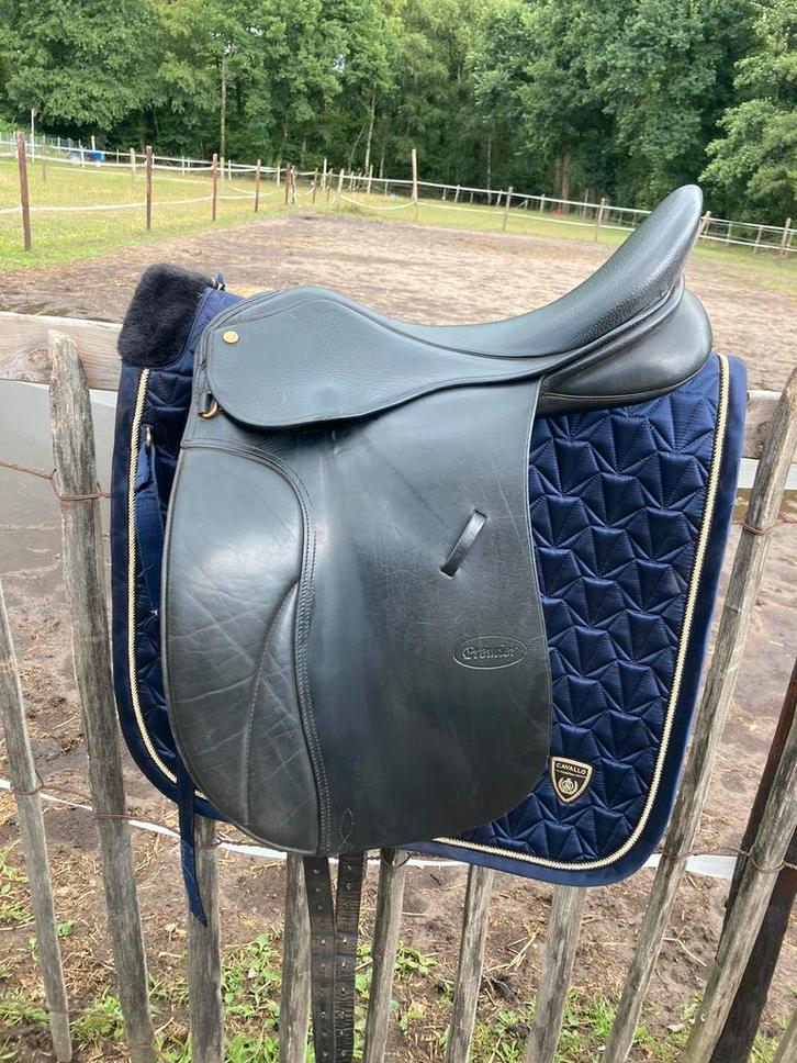Selle de dressage Premier 17,5 pouces, Animaux & Accessoires, Chevaux & Poneys | Selles, Utilisé, Dressage, Enlèvement ou Envoi