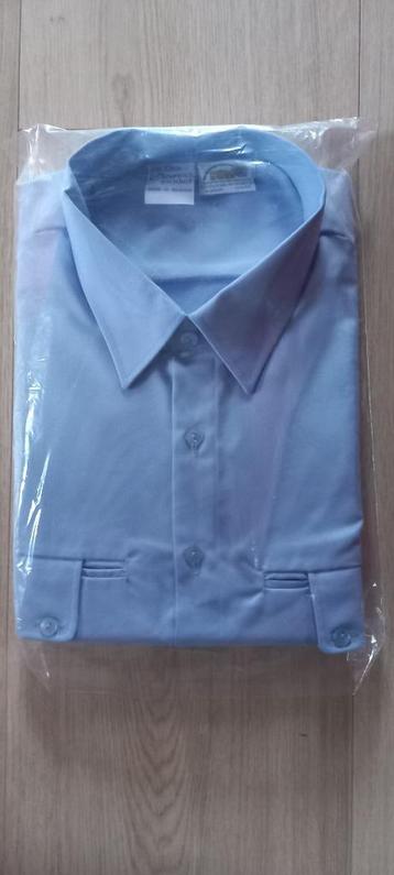 Uniform hemden en broeken beschikbaar voor biedingen