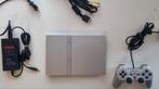 Playstation 2 Slim Gris avec une manette et carte mémoire, Consoles de jeu & Jeux vidéo, Jeux | Sony PlayStation 2, Comme neuf