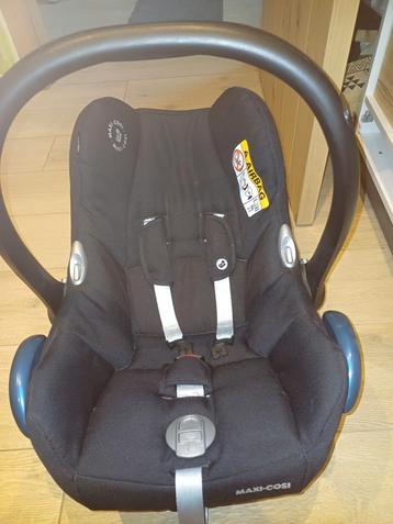 Maxi cosi met verkleinkussen beschikbaar voor biedingen