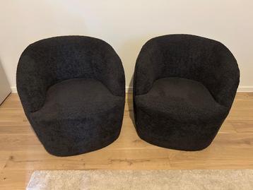 2 POMAX zwarte krullende fauteuils beschikbaar voor biedingen
