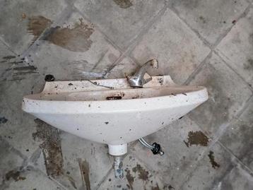 Gratis Lavabo, beetje vuil, maar prima in orde, geen barsten beschikbaar voor biedingen
